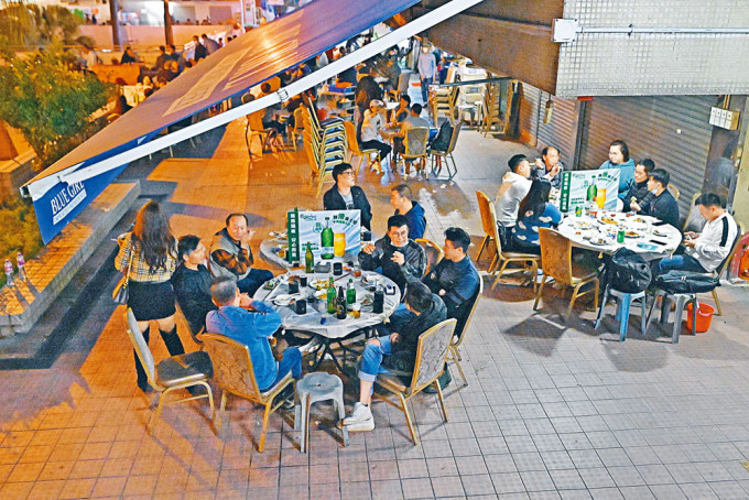政府放寬晚市堂食,幫襯大排檔的市民開懷暢飲,似將限聚令拋諸腦後。