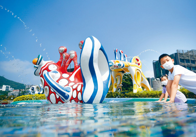 海洋公園人頭湧湧,不少入場市民均是帶同小朋友的家長。