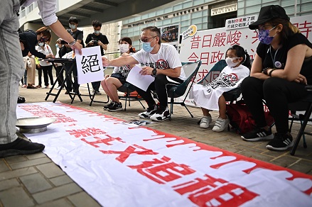 多名酒吧業界代表到達政府總部門外請願,部分更分批進行為期四日三夜的接力絕食,期望政府盡快讓業界重新開業。