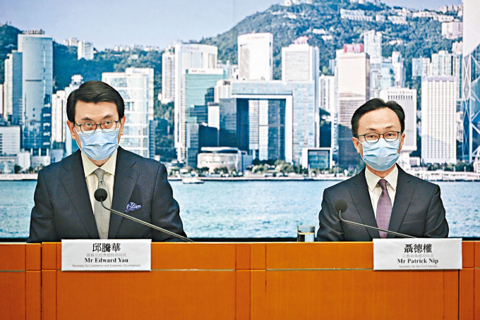 邱騰華(左)宣布,港星在下月二十六日重啟「航空旅遊氣泡」。
