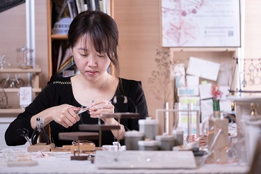 為尋找壓力出口,即使工作繁忙,Winnie拿起金屬線,經營網店,開始接朋友圈中的定單。