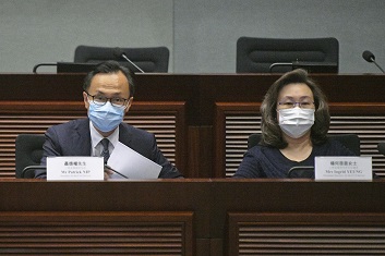 公務員事務局局長聶德權(左)認為,最新離職率仍屬低水平。