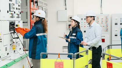 學員有機會於新成立的「中電電力工程實驗室」實習,學習智能電網及高壓電力的專業知識。