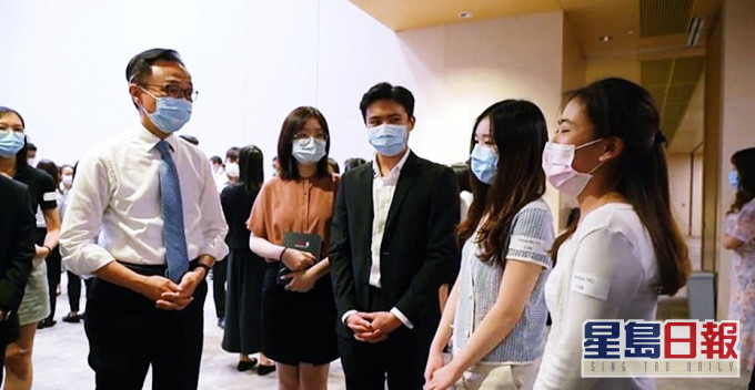 聶德權與實習生交流