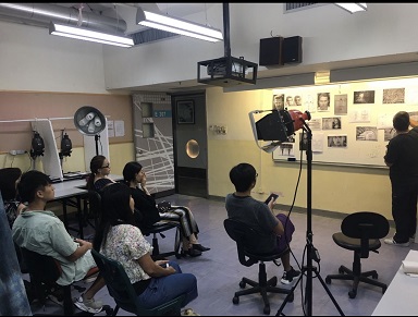 該課程導師大多本身是攝影師,又或開設攝影工作室的業界人士,所以教學內容更為專業。