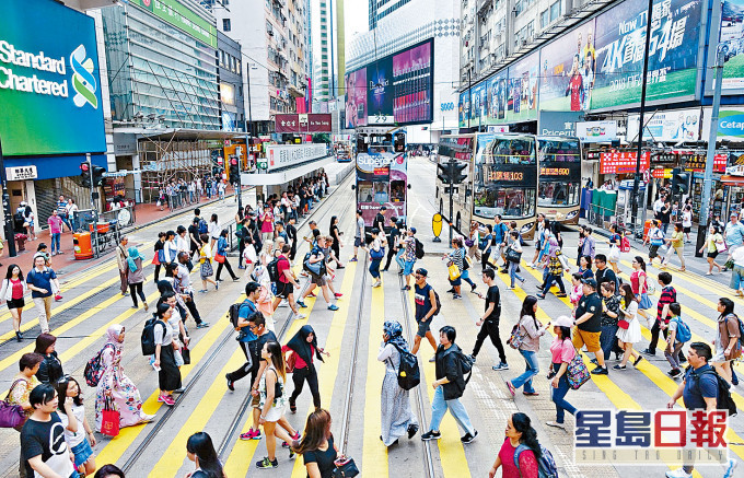 香港社會退休人士不斷增加,當局探討如何加強公共年金與強積金的配合。