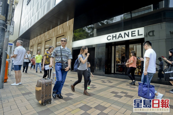 旅遊業界憂全禁加熱煙將影響旅客來港意欲。資料圖片