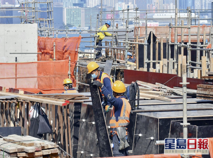 建造業議會延長豁免工人註冊及續證費用。資料圖片
