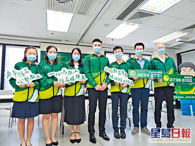 新成立的教育工作者工會理事亮相,主席黃建豪(左四)表示工會與教聯會獨立運作,聚焦處理教師權益與求助個案。