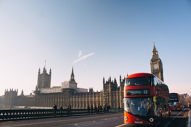 英國政府去年宣布BNO持有人及其受養人可逗留英國五年,期間可在當地工作及讀書,住滿六年便可申請入籍。