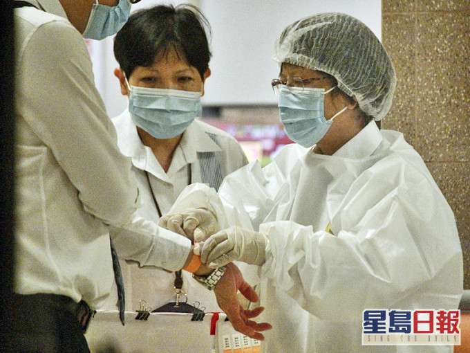 醫院管理局早前決定將臨床前線醫護人員的退休年齡,由60歲延長至65歲,即時生效。資料圖片