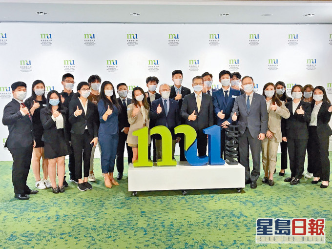 財政司司長陳茂波(前排左六),日前到香港都會大學與學生們交流。