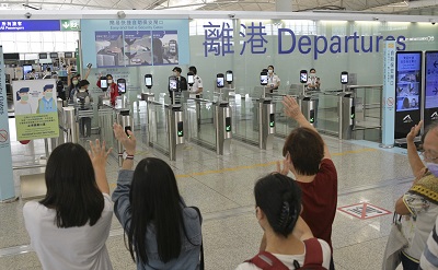 據政府統計處8月數字顯示,今年年中香港人口臨時數字約七百三十九萬人,較去年中減少八萬七千一百萬人。