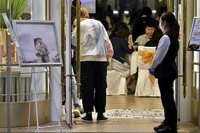 防疫措施放寬後,婚宴再度出現爆棚情況,惟部分酒店出現服務人員不足情況。