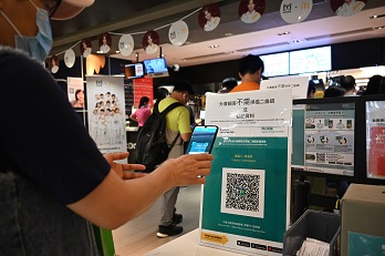 酒樓做足防疫措施,客人須出示「安心出行」才能入席。