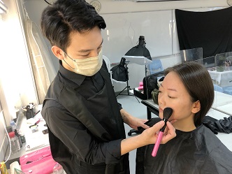 美容業專業文憑畢業生家偉(左)畢業後成功轉型成一名化妝導師。