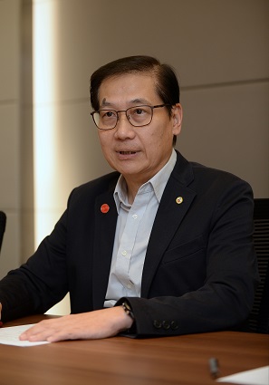 謝子華建議,政府先計算本地建造業的生產力,制定水平作參考。