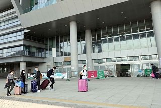 中港兩地通關在望,不少港商及法律、IT等行業申請港康碼,建議港府按緩急發放配額。