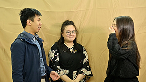 珮瑜(中)希望以行動回報家人。