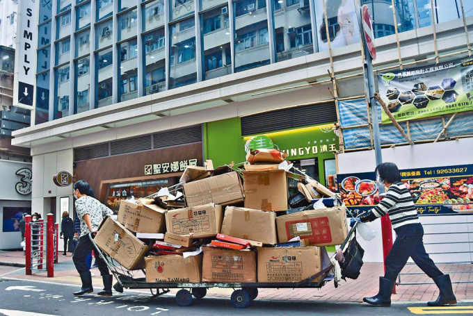 本港失業率持續下跌,然而草根階層仍為生活默默打拼。