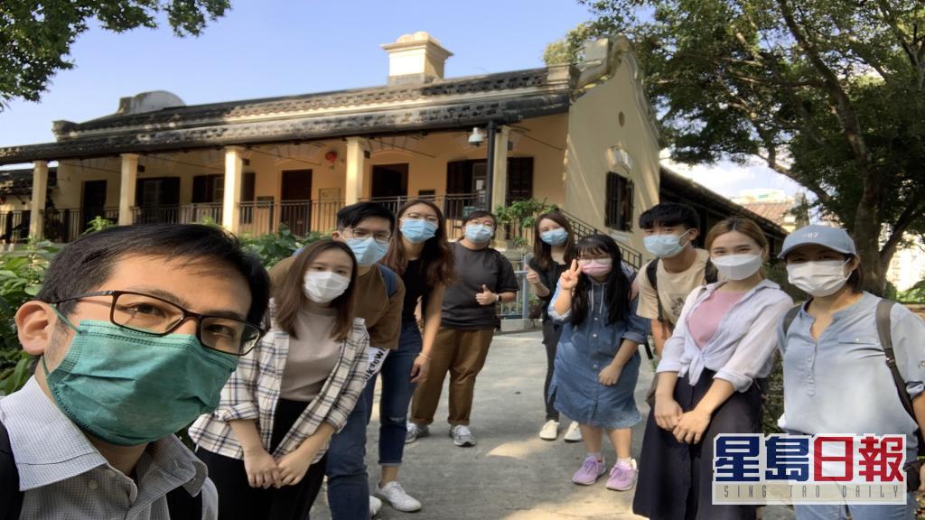 陳智遠（左一）指，爆發第五波疫情後，即時取消本月四十個實體團。 受訪者提供