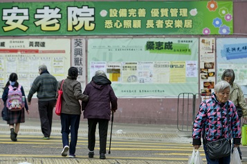 勞福局近日向立法會提交提升安老院和殘疾人士院舍質素的修例建議，包括提高最低人均面積，及增加護士當值時間等。
