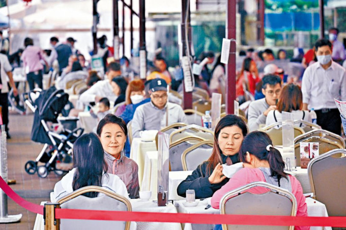 西貢海傍的海鮮酒家及西餐廳座無虛席,當中不乏一家大小及情侶。