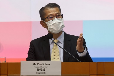 財政司司長陳茂波宣布,花費約六百六十四億元向每位十八歲或以上香港永久性居民派發一萬元消費券。