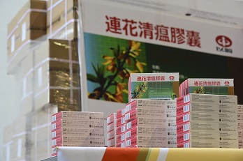 上月中,中成藥連花清瘟膠囊曾被搶購一空,內地及後捐贈五萬盒援港。