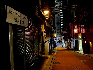 昔日入夜後人頭湧湧的蘭桂坊,疫下一片死寂。