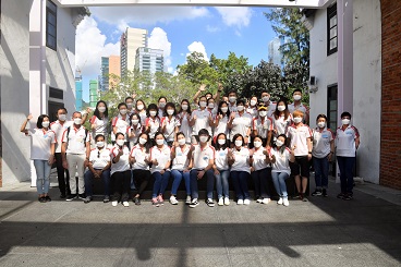 該集團組成滙豐義工隊，讓員工在公餘時間幫助社區有需要人士及參與保育活動。