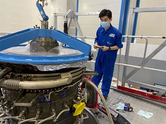 李國駿有機會於本地公司實習期間觀察飛機發動機(勞斯萊斯–Trent-XWB型號)部件拆除過程。