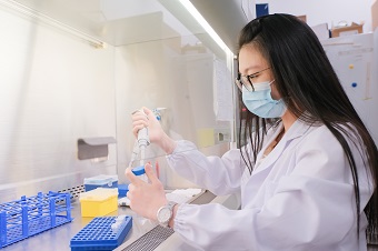 根據立法會文件指出,現時香港擁有超過二百五十家從事生物科技產業的公司。