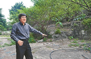 在公民村長大的林中偉指,兒時曾在村內看見不同的碑石。