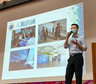 懲教主任(招募及訓練)賴偉樂將主持講座介紹有關懲教人員的工作。