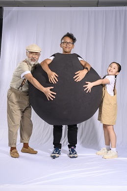 穿上道具服裝的Penny和廣告內的演員合照。