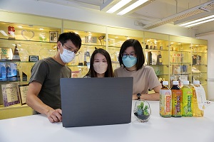 3. 為配合不同部門的運作及提高員工工作的自主性,鴻福堂於8月起試行混合辦公模式,辦公室員工每周有一天可在家工作,逢星期五可提早一小時下班。