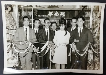 林爸爸(前左二)當年為銅鑼灣店剪綵。
