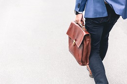 僱主除了從企業角度出發外,須多從員工角度思考,嘗試了解員工行為的動機及所需。