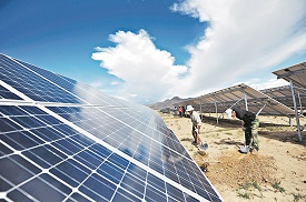 太陽能板製作過程排出有毒物質、難以分拆回收等問題從未解決。