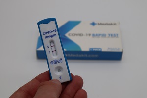 秀嫻過去兩年一直小心翼翼地做足防疫措施,怎料上星期家居維修,在戴着口罩情況下,竟然被維修工人傳染了新冠病毒。