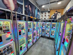 西九龍中心設有多台「扭蛋機」,只需要一至兩元即可扭出明星應援小卡。
