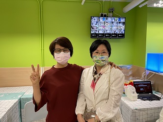 林雲貞(右)和魯青蓮(左)同在仁愛堂YES培訓學院修讀護理員證書課程。