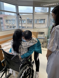 學院導師陳姑娘上課時會多向學員發問問題,亦會播放教學影片,協助學員掌握技巧及知識。