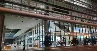 早前流傳「福田口岸亮燈」的照片,引來通關猜測,但其後當局闢謠指是舊照片。
