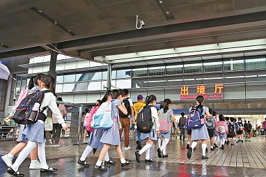 有跨境學童保母車公司東主希望盡快與當局商討接載學童安排。
