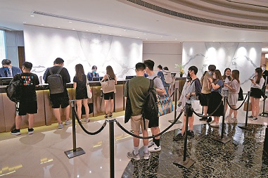酒店業亦面對從業員不足的困境,業界擔心若旅客潮湧現,未有足夠人手應付。