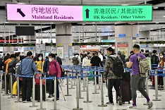 隨著兩地正式通關,本地的酒店業、旅遊業、航空業及餐飲業,甚至零售業,對前綫人才也有明顯需求。