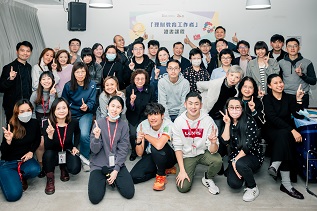 為讓不同界別人士以社福角度了解各種財務行為及習慣，並認識理財教育框架及技巧，香港家庭福利會獲得滙豐的全力支持開辦首個「理財教育工作者證書課程」。 