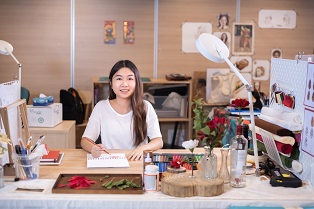 Amanda剛畢業便參加計畫,成立以花為創作主軸的文創品牌「da HERS」。